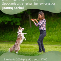 zdjecie trenerki z psem na trawie