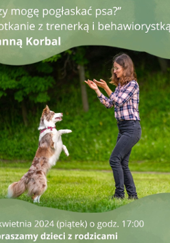 zdjecie trenerki z psem na trawie