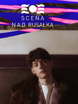 zdjęcie wykonawcy, który patrzy w obiektyw nieco smutnym wzrokiem