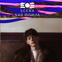 zdjęcie wykonawcy, który patrzy w obiektyw nieco smutnym wzrokiem