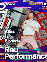 wykonawca leży na czerwonym dywanie w jane wzory obok stoi instrument klawiszowy