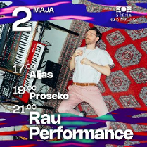 wykonawca leży na czerwonym dywanie w jane wzory obok stoi instrument klawiszowy