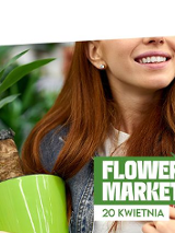 usmiechnieta kobieta z kwiatami doniczkowymi w rękach