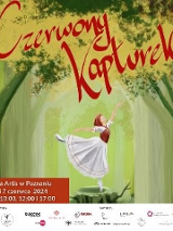 dziewczynka w czerwonej czapeczce w pozycji baletowej na tle zielonego lasu