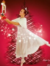 Baletnica trzymająca dziadka do orzechów