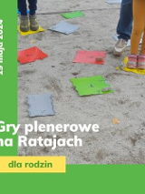 dziecięce nogi stojące na kolorowych kwadratach na ziemi