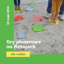 dziecięce nogi stojące na kolorowych kwadratach na ziemi