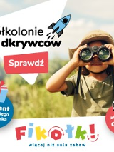 plakatdziecko spoglądające przez lornetkę na tle zielonego plenaru