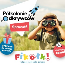 plakatdziecko spoglądające przez lornetkę na tle zielonego plenaru