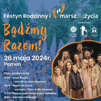 zdjecie zespołu Arki Noego na tle zdjecia z poprzedniego marszu