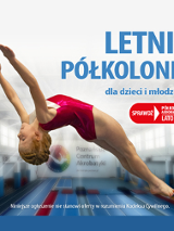 Dziewczynka wykonuje akrobacje. Na górze różowy napis: Letnie półkolonie dla dzieci i młodzieży.