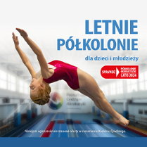 Dziewczynka wykonuje akrobacje. Na górze różowy napis: Letnie półkolonie dla dzieci i młodzieży.