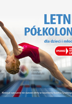 Dziewczynka wykonuje akrobacje. Na górze różowy napis: Letnie półkolonie dla dzieci i młodzieży.