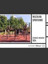 Grupa osób ćwiczących na boisku. Po prawej nazwa cyklu.