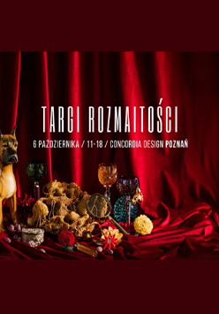 Na tle czerwonej kurtyny napis "Targi Rozmaitości", pod nim data i miejsce wydarzenia. Na pierwszym planie różne przedmioty, w tym trzy kolorowe dekoracyjne kieliszki i figurka psa.