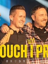 Czterech mężczyzn, członków zespołu Short Touch, pozuje do zdjęcia. Pod spodem żółty napis z nazwą wydarzenia.