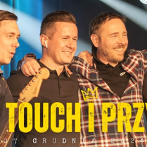 Czterech mężczyzn, członków zespołu Short Touch, pozuje do zdjęcia. Pod spodem żółty napis z nazwą wydarzenia.