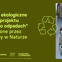 Na ciemnozielonym tle duży jasnozielony napis z nazwą wydarzenia. Po prawej zdjęcie dłoni wsypującej do miski jakieś zioła. Obok stoi kilka innych misek i rolki papieru toaletowego.