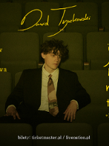 Zdjęcie artysty siedzącego w sali kinowej. Żołte napisy z informacjami o wydarzeniu.