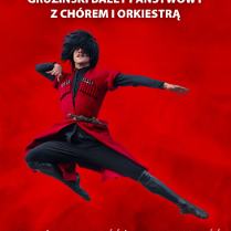 Czarnowłosa postać w czerwonym kimonie w trakcie wykonywania figury tanecznej. Białe napisy na czerwonym tle informujące o wydarzeniu.