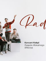 Po lewej członkowie zespołu pozują do zdjęcia. Po prawej napisy informujące o wydarzeniu.