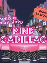 Na pierwszym planie różowy cadillac i duży biało-różowy napis "Pink Cadillac" W tle widać ulicę i budynki z oświetlonymi witrynami sklepowymi oraz palmy na chodniku.