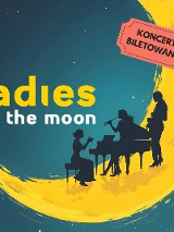 Grafika przedstawia duży żółty księżyc. Dwie kobiece postacie siedzą przy czarnym fortepianie, jedna stoi. Na środku napis "Ladies on the moon".