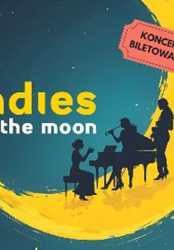 Grafika przedstawia duży żółty księżyc. Dwie kobiece postacie siedzą przy czarnym fortepianie, jedna stoi. Na środku napis "Ladies on the moon".