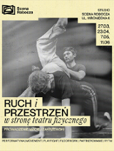 Prowadzący zajęcia instruuje uczestnika warsztatów w trakcie wykonywania ćwiczeń na podłodze. Czarne napisy na żółtym tle.