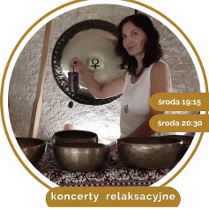 Kobieta w białej bluzce siedzi na dywanie. Przed nią stoją misy i gongi do grania.