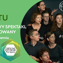 Po prawej zdjęcie aktorów biorących udział w spektaklu. Wszyscy patrzą zaskoczeni w jednym kierunku. Po lewej białe i ciemnozielona napisy na ciemnozielonym tle.