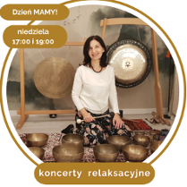 Kobieta w białej bluzce siedzi na dywanie. Przed nią stoją misy i gongi do grania.