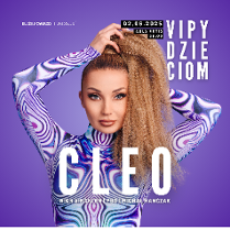 Na zdjęciu Cleo w kolorowej bluzce patrzy w obiektyw. Białe napisy na fioletowym tle.