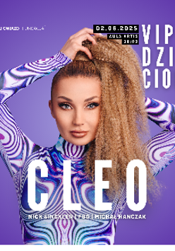 Na zdjęciu Cleo w kolorowej bluzce patrzy w obiektyw. Białe napisy na fioletowym tle.