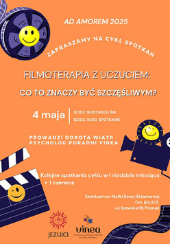 Na pomarańczowym tle białe napisy informujące o wydarzeniu. Rekwizyty związane z filmem, np. kamera, a na nich uśmiechnięte buźki.