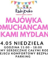 Różowe i czarne napisy informujące o wydarzeniu. Po lewej i prawej kolorowe kobiece sylwetki trzymające w rękach sprzęt do puszczania baniek.