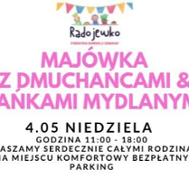 Różowe i czarne napisy informujące o wydarzeniu. Po lewej i prawej kolorowe kobiece sylwetki trzymające w rękach sprzęt do puszczania baniek.