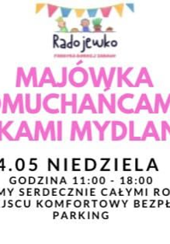 Różowe i czarne napisy informujące o wydarzeniu. Po lewej i prawej kolorowe kobiece sylwetki trzymające w rękach sprzęt do puszczania baniek.