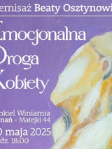 Na fioletowym tle białe napisy informujące o wydarzeniu. Po prawej stronie namalowane popiersie z odwróconą profilem twarzą, jednak nie widać oka ani nosa.