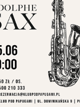 Po lewej czarne napisy informujące o wydarzeniu, po prawej duży czarny saksofon, jasnobeżowe tło.