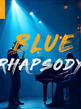 W zaciemnionej sali po lewej stoi mężczyzna i gra na trąbce, po prawej mężczyzna gra na fortepianie. Na środku napis "Blue Rhapsody".