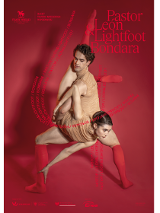 kobieta i mężczyna w tanecznym układzie. Oboje ubrani w beżowe obcisłe body i czerwone kolanówki.