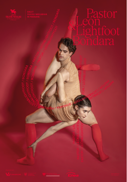 kobieta i mężczyna w tanecznym układzie. Oboje ubrani w beżowe obcisłe body i czerwone kolanówki.