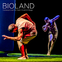 Na scenie na trawie tańczą dwie osoby, z przodu mężczyzna, w tle kobieta