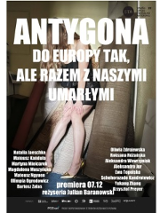 Na plakacie na pierwszym planie białe duże napisy z tytułem, autorami i uczestnikami spektaklu. W tle widoczna postać kobiety w krótkiej sukience i butach na obcasach, która stoi z pochyloną głową oparta o ścianę. Obok niej stoją materiały zwinięte w bele i panuje nieład.