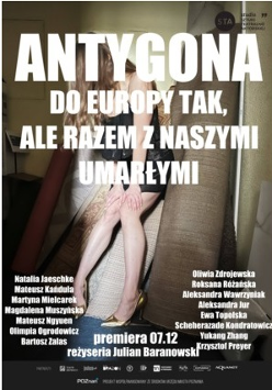 Na plakacie na pierwszym planie białe duże napisy z tytułem, autorami i uczestnikami spektaklu. W tle widoczna postać kobiety w krótkiej sukience i butach na obcasach, która stoi z pochyloną głową oparta o ścianę. Obok niej stoją materiały zwinięte w bele i panuje nieład.