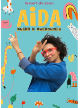 Plakat dotyczący wydarzenia. Na nim piosenkarka w niebieskiej koszuli i dużych czerwonych okularach oraz tytuł koncertu.