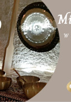 Na plakacie znajdują się misy, dwa gongi oraz informacje opisane w opisie takie jak pora dnia oraz typ koncertu.