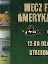 Plakat przedstawia zdjęcie zawodnika futbolu amerykańskiego, obok na zielonym tle znajdują się informacje takie jak miejscei data wydarzenia, opisane w opisie.