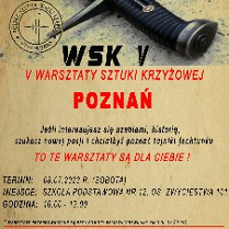 Plakat jest w jasnobrązowych barwach, napisay są w koloze czerwonym oraz czarnym. Wszystkie informacje opisane na plakacie zostay opisane w opisie.